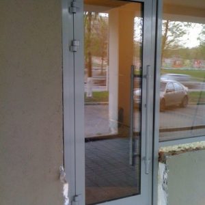 Алюминиевая дверь с терморазрывом Алюминиевая дверь с терморазрывом