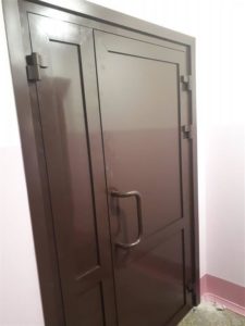 Алюминиевая дверь в коричневом цвете
