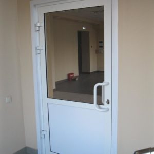 Белая алюминиевая дверь входная для частного дома